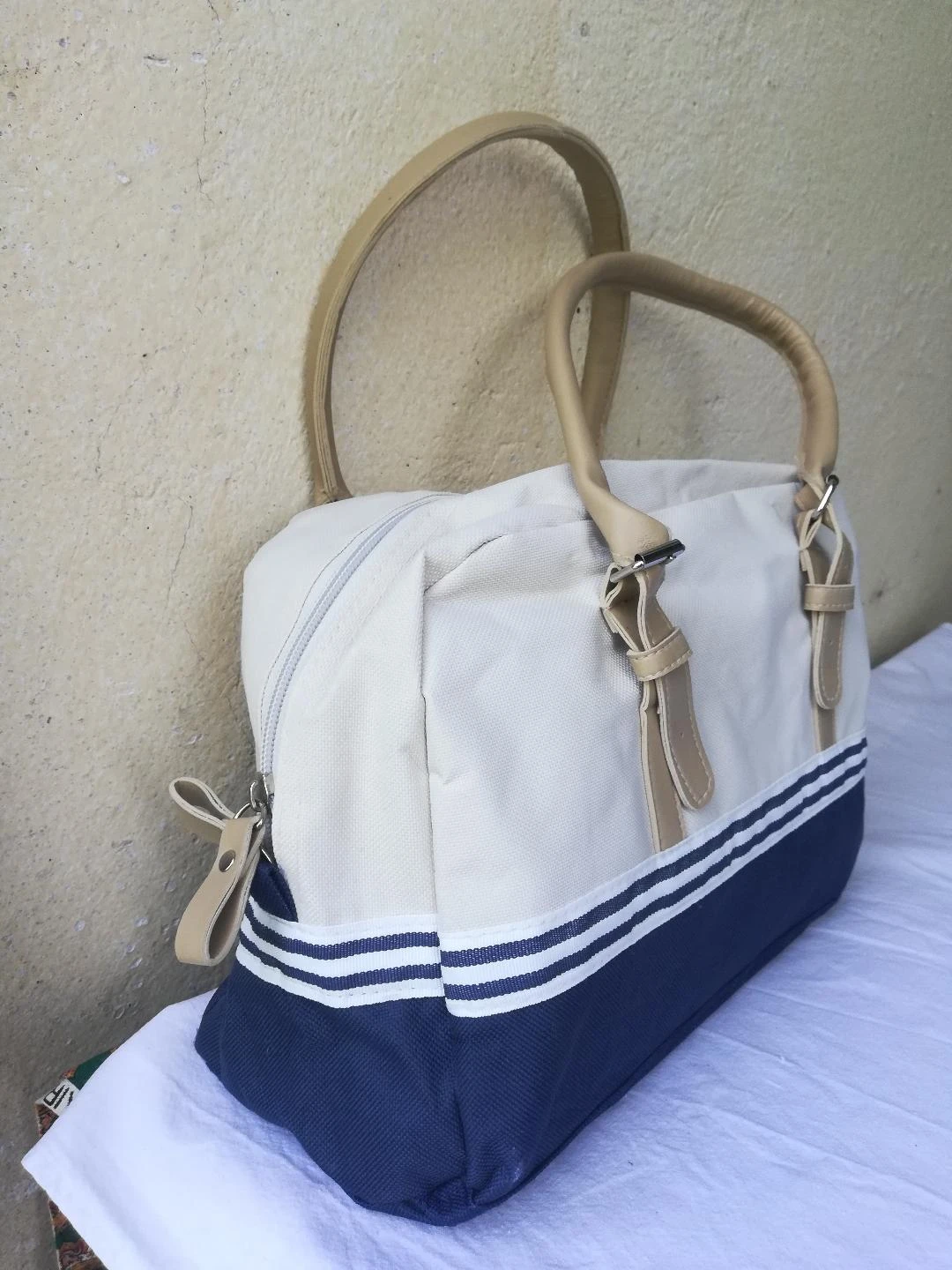 Handtas van stoffen lichtbeige onderaan marineblauw met nieuw handvat (1 streep op 1 handvat) – photo 3